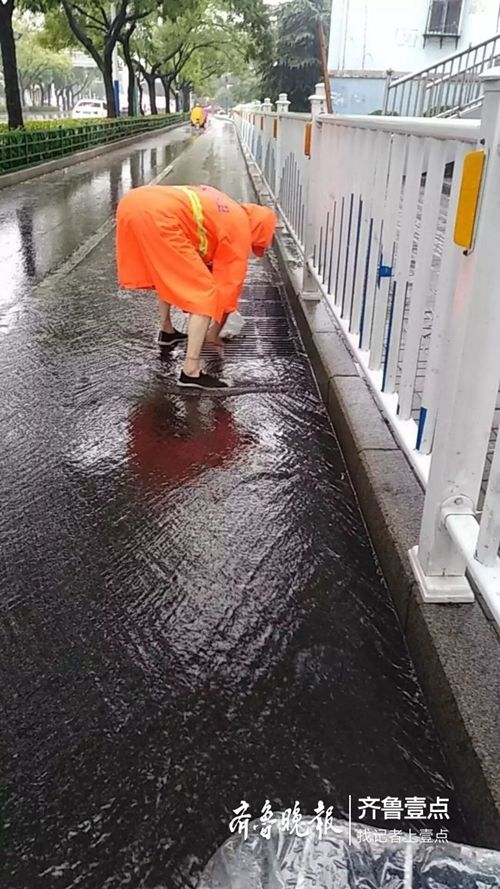 泰安 大雨中的守护 环卫工徒手清理雨篦子加快排水